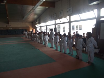 Judokas et futurs judokas sur le tatami
